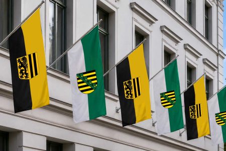 Fahnenhalter für Gebäude Fassadenbeflaggung FSB – Fahnenhalter für Gebäude